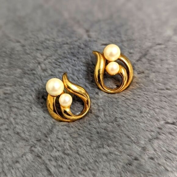 Vintage AVON Gold and Faux Pearl Pierced Earrings - Picture 5 of 7